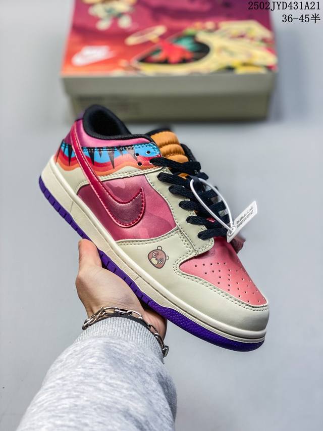 耐克Nike Sb Dunk Low Pro蝙蝠侠红 扣篮系列复古低帮休闲运动滑板板鞋。采用脚感柔软舒适Zoomair气垫，有效吸收滑板等极限运动在落地时带来的