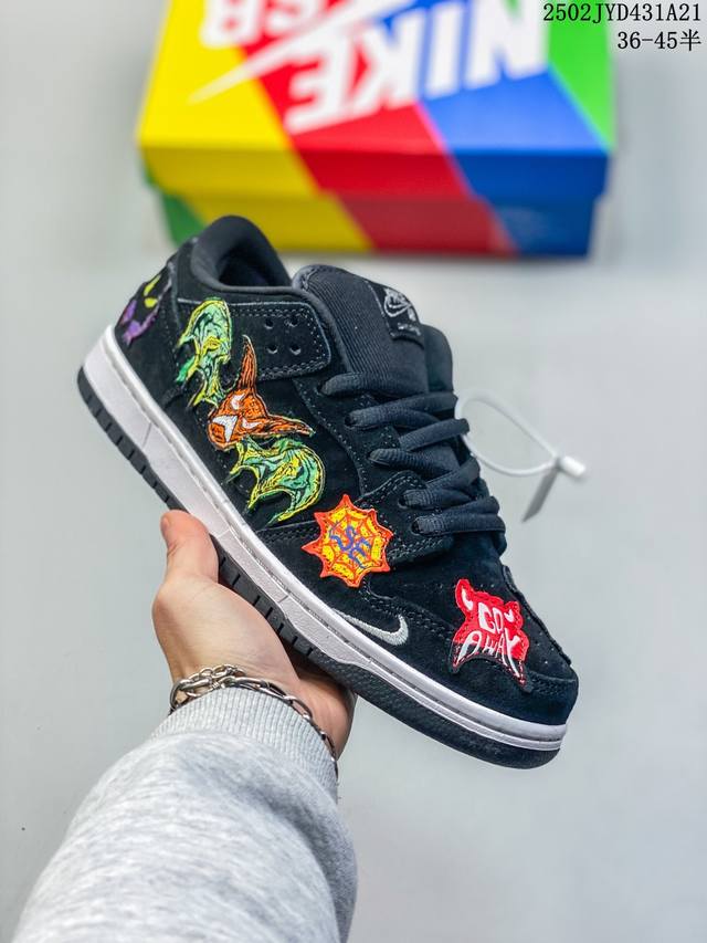 耐克Nike Sb Dunk Low Pro蝙蝠侠红 扣篮系列复古低帮休闲运动滑板板鞋。采用脚感柔软舒适Zoomair气垫，有效吸收滑板等极限运动在落地时带来的