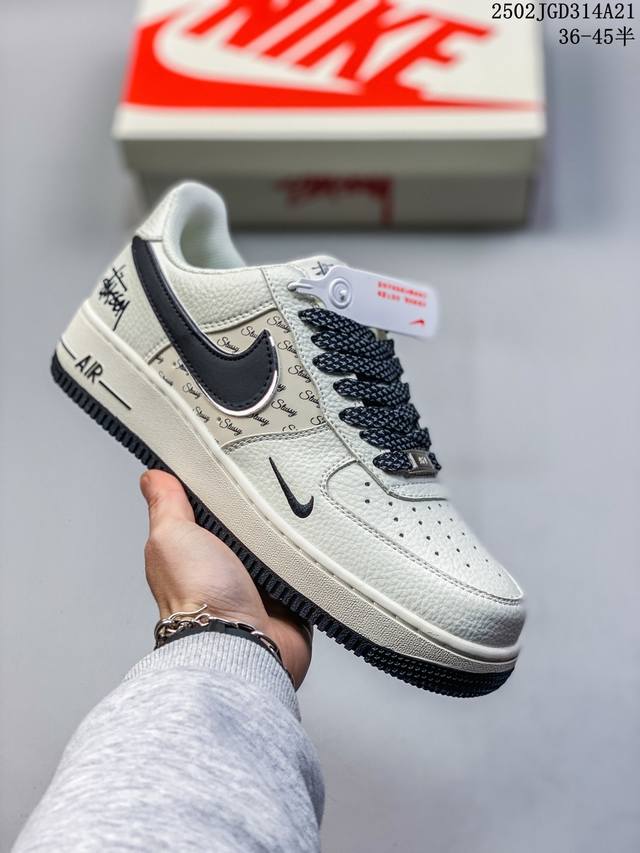 公司级耐克Nike Air Force 1“07空军一号低帮百搭休闲运动板鞋。柔软、弹性十足的缓震性能和出色的中底设计，横跨复古与现代的外型结合，造就出风靡全球