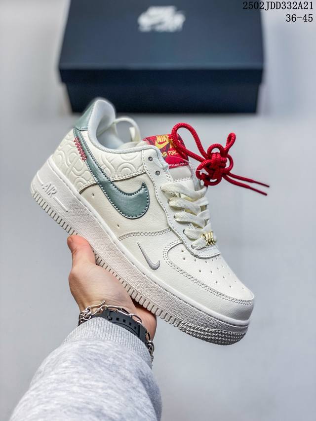 真标耐克Nike Air Force 1“07空军一号低帮百搭休闲运动板鞋。柔软、弹性十足的缓震性能和出色的中底设计，横跨复古与现代的外型结合，造就出风靡全球三