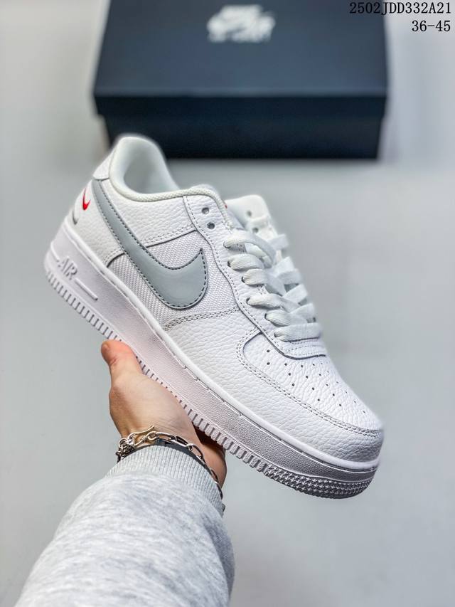 真标耐克Nike Air Force 1“07空军一号低帮百搭休闲运动板鞋。柔软、弹性十足的缓震性能和出色的中底设计，横跨复古与现代的外型结合，造就出风靡全球三 - 点击图像关闭