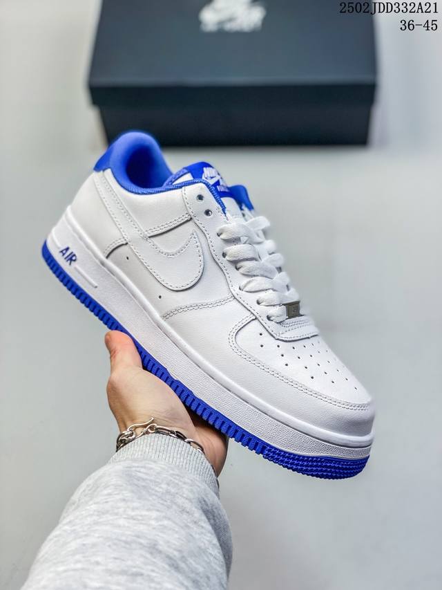 真标耐克Nike Air Force 1“07空军一号低帮百搭休闲运动板鞋。柔软、弹性十足的缓震性能和出色的中底设计，横跨复古与现代的外型结合，造就出风靡全球三