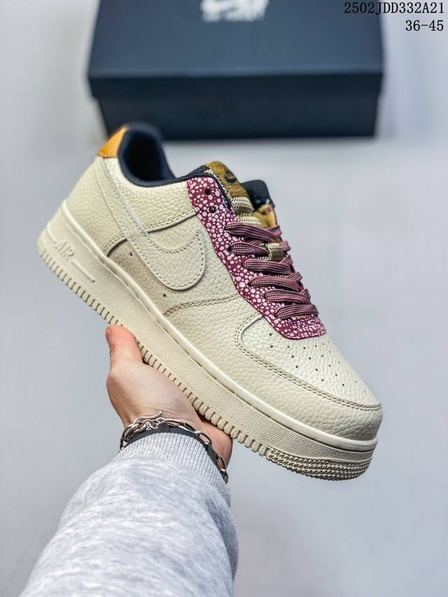 真标耐克Nike Air Force 1“07空军一号低帮百搭休闲运动板鞋。柔软、弹性十足的缓震性能和出色的中底设计，横跨复古与现代的外型结合，造就出风靡全球三 - 点击图像关闭