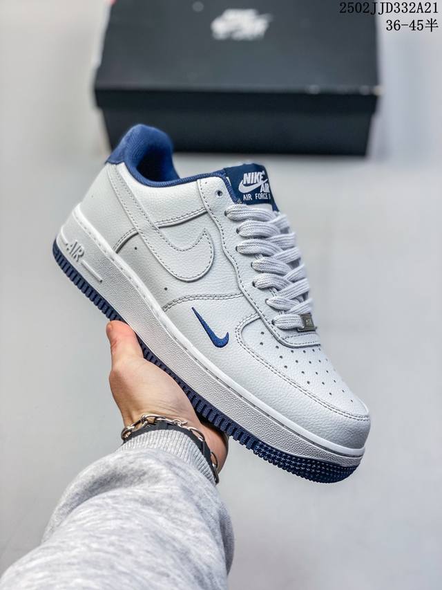 真标耐克Nike Air Force 1“07空军一号低帮百搭休闲运动板鞋。柔软、弹性十足的缓震性能和出色的中底设计，横跨复古与现代的外型结合，造就出风靡全球三