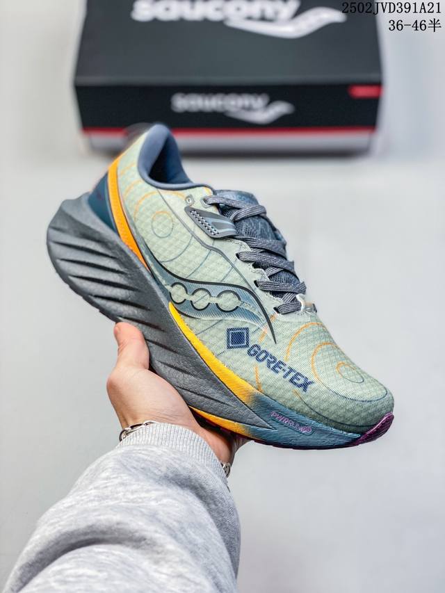 Saucony Triumph 22 Gtx 潮流舒适防滑耐磨 低帮跑步鞋 全新升级Pwrrun Pb中底 脚感再度升级，提供持久强劲动能 中底边墙加高 更多的 - 点击图像关闭