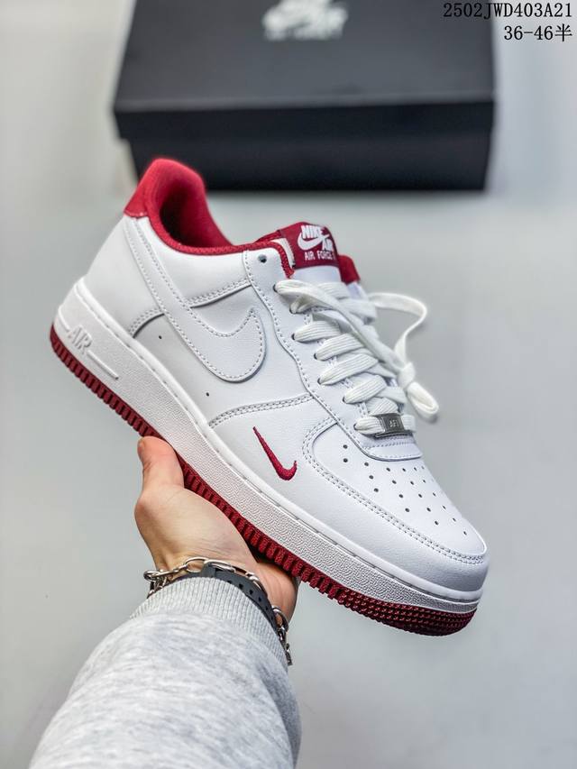 真标耐克Nike Air Force 1“07空军一号低帮百搭休闲运动板鞋。柔软、弹性十足的缓震性能和出色的中底设计，横跨复古与现代的外型结合，造就出风靡全球三