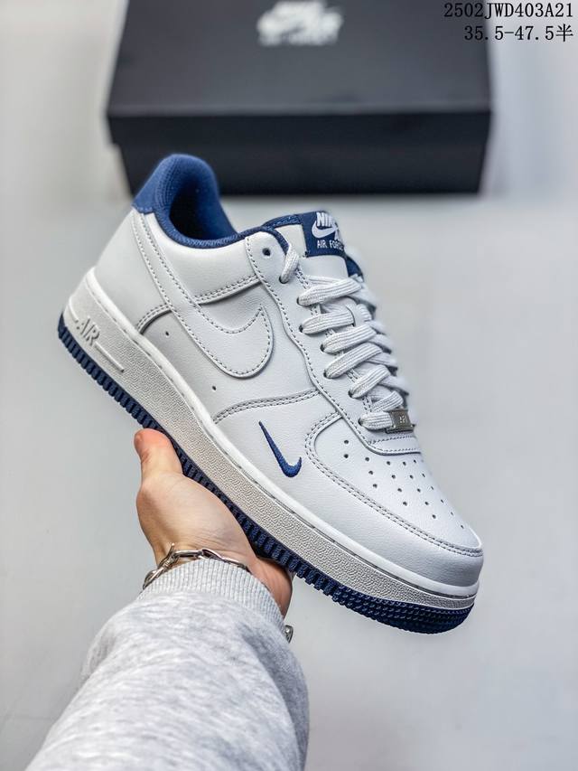 真标耐克Nike Air Force 1“07空军一号低帮百搭休闲运动板鞋。柔软、弹性十足的缓震性能和出色的中底设计，横跨复古与现代的外型结合，造就出风靡全球三