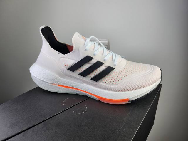 真爆 Ub 7.0 爆米花Adidas Ultra Boost 白黑橙 前凸后翘的Adidas Ultra Boost 系列正式曝光！ 新一代的 Ultra B