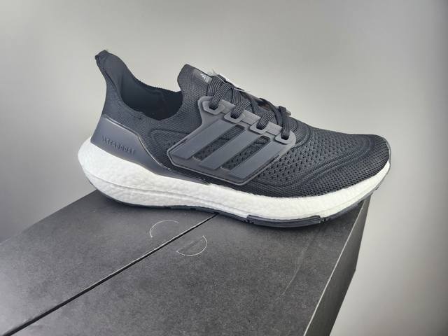 真爆 Ub 7.0 爆米花Adidas Ultra Boost 黑白 前凸后翘的Adidas Ultra Boost 系列正式曝光！ 新一代的 Ultra Bo