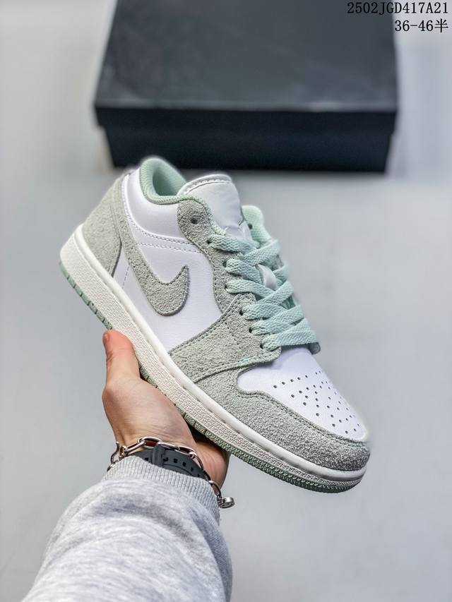 Air Jordan 1 Low Aj1乔1低帮休闲板鞋 同步官方配色 原档冲孔鞋头 正确满胶鞋垫 四线拉帮 原厂织唛标 鞋舌高弹海绵填充。 Size： 36 - 点击图像关闭