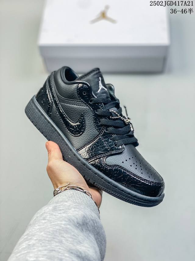 Air Jordan 1 Low Aj1乔1低帮休闲板鞋 同步官方配色 原档冲孔鞋头 正确满胶鞋垫 四线拉帮 原厂织唛标 鞋舌高弹海绵填充。 Size： 36 - 点击图像关闭