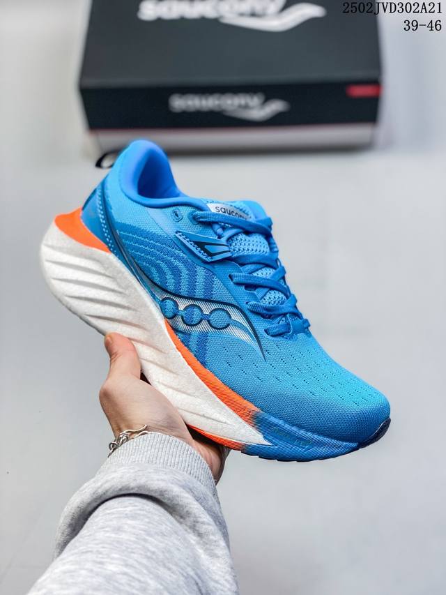 公司级 Saucony Triumph 索康尼胜利旗舰级缓震型跑鞋 性能相比前几代再升级：鞋面采用全新升级的工学网设计 贴合脚部更透气 中底部分使用最新的Pwr