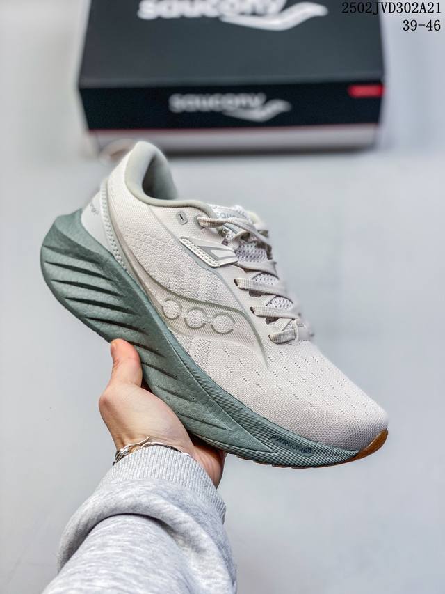 公司级 Saucony Triumph 索康尼胜利旗舰级缓震型跑鞋 性能相比前几代再升级：鞋面采用全新升级的工学网设计 贴合脚部更透气 中底部分使用最新的Pwr - 点击图像关闭