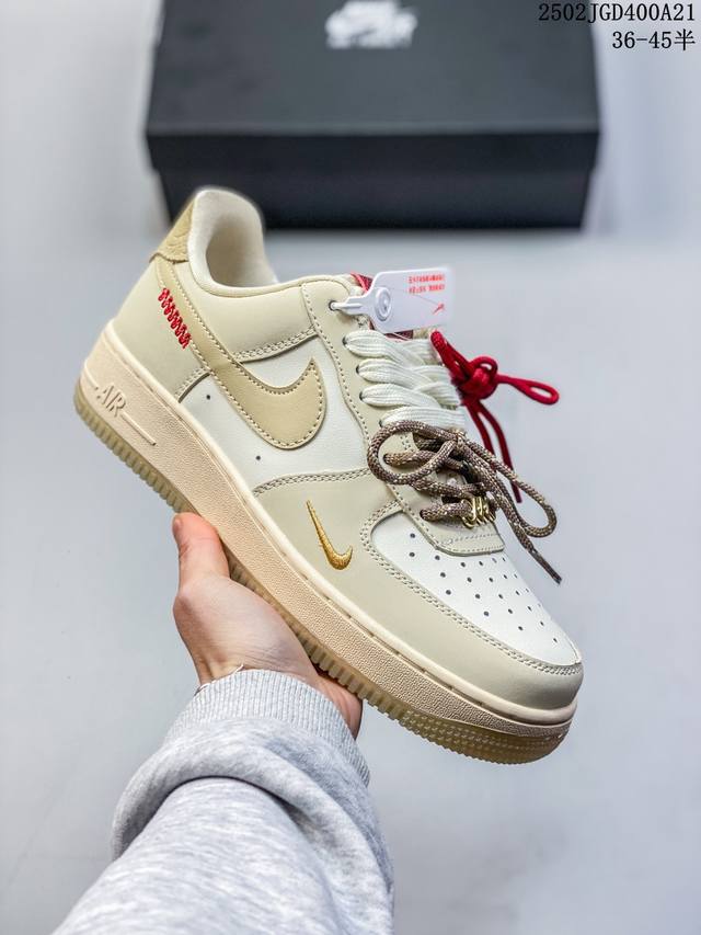 真标耐克Nike Air Force 1“07空军一号低帮百搭休闲运动板鞋。柔软、弹性十足的缓震性能和出色的中底设计，横跨复古与现代的外型结合，造就出风靡全球三