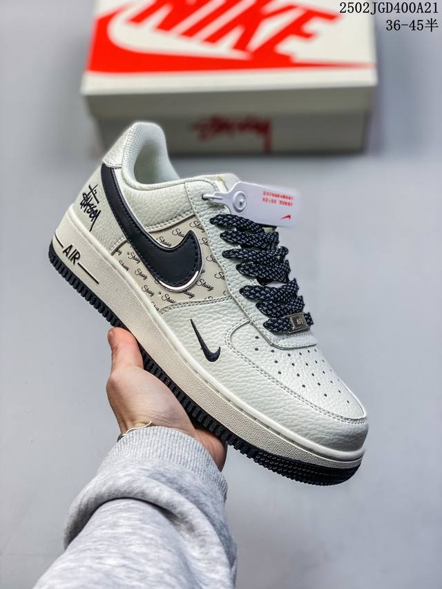 真标耐克Nike Air Force 1“07空军一号低帮百搭休闲运动板鞋。柔软、弹性十足的缓震性能和出色的中底设计，横跨复古与现代的外型结合，造就出风靡全球三