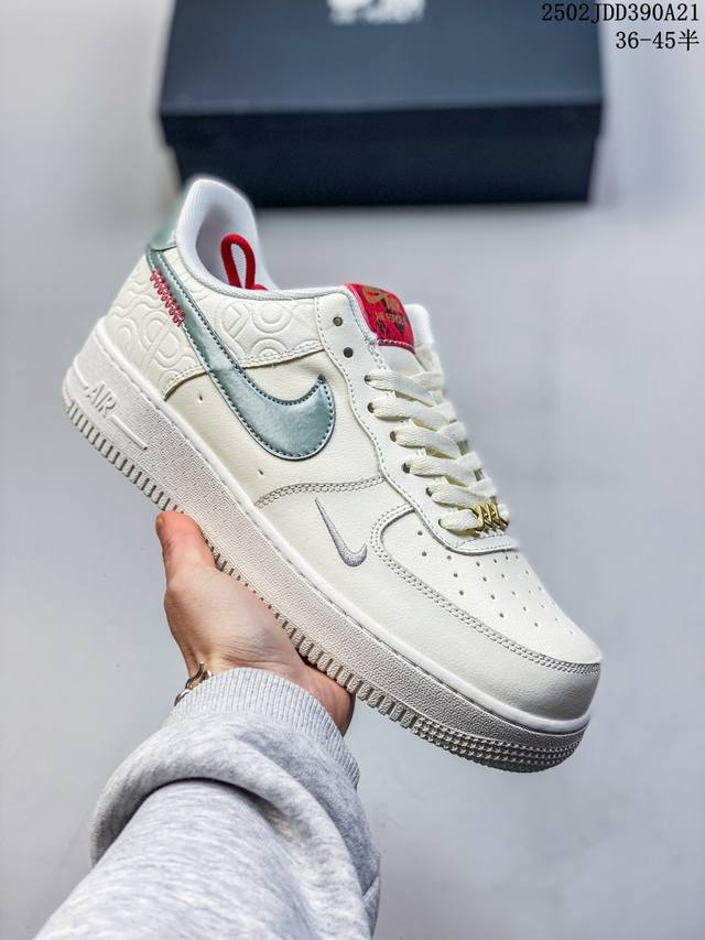 真标耐克Nike Air Force 1“07空军一号低帮百搭休闲运动板鞋。柔软、弹性十足的缓震性能和出色的中底设计，横跨复古与现代的外型结合，造就出风靡全球三