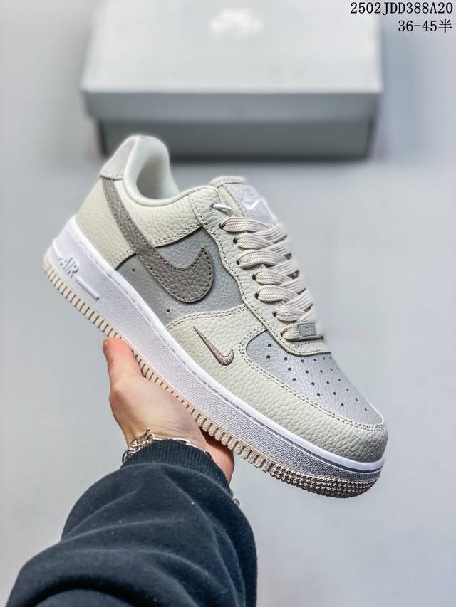 Air Force 1 ‘07 Low 原楦头原纸板 打造纯正空军版型 #专注外贸渠道 全掌内置蜂窝气垫 #原盒配件 原厂中底钢印、拉帮完美 官方同步上架 货号