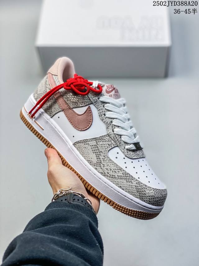 Air Force 1 ‘07 Low 原楦头原纸板 打造纯正空军版型 #专注外贸渠道 全掌内置蜂窝气垫 #原盒配件 原厂中底钢印、拉帮完美 官方同步上架 货号