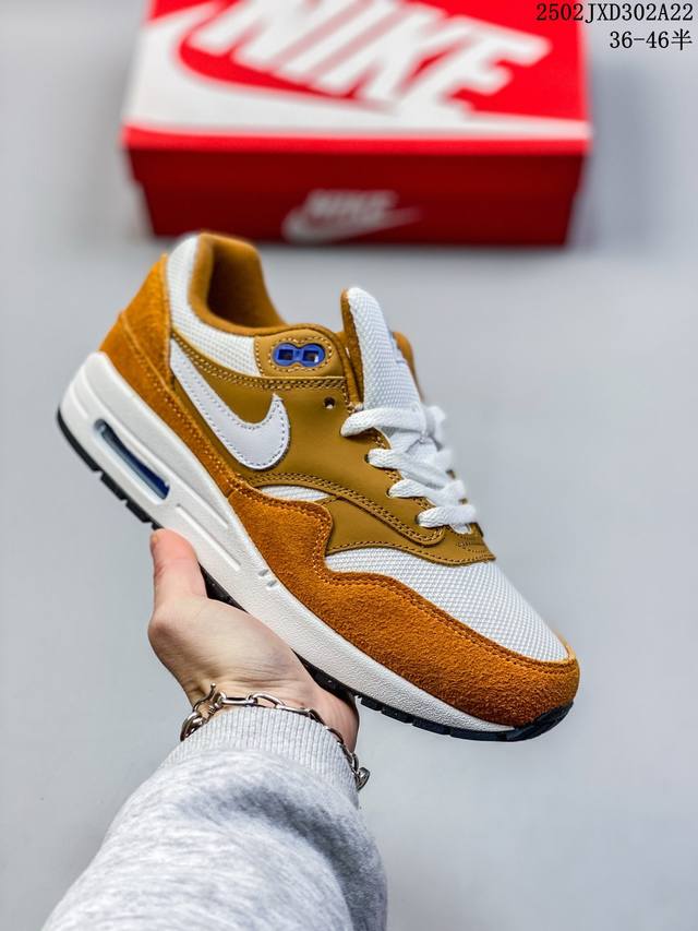 公司级Nike Air Max 1 耐克气垫 缓震 耐磨运动鞋 鞋身材质均选择皮革 织物 麂皮多种材质覆盖 保证质感的前提下 层次感也相当不错 带有开窗式 Ai