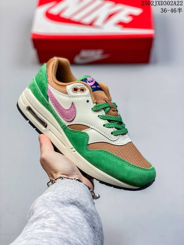 公司级Nike Air Max 1 耐克气垫 缓震 耐磨运动鞋 鞋身材质均选择皮革 织物 麂皮多种材质覆盖 保证质感的前提下 层次感也相当不错 带有开窗式 Ai