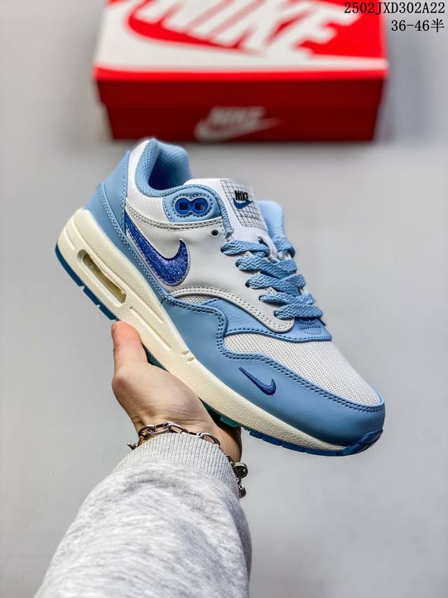 公司级Nike Air Max 1 耐克气垫 缓震 耐磨运动鞋 鞋身材质均选择皮革 织物 麂皮多种材质覆盖 保证质感的前提下 层次感也相当不错 带有开窗式 Ai