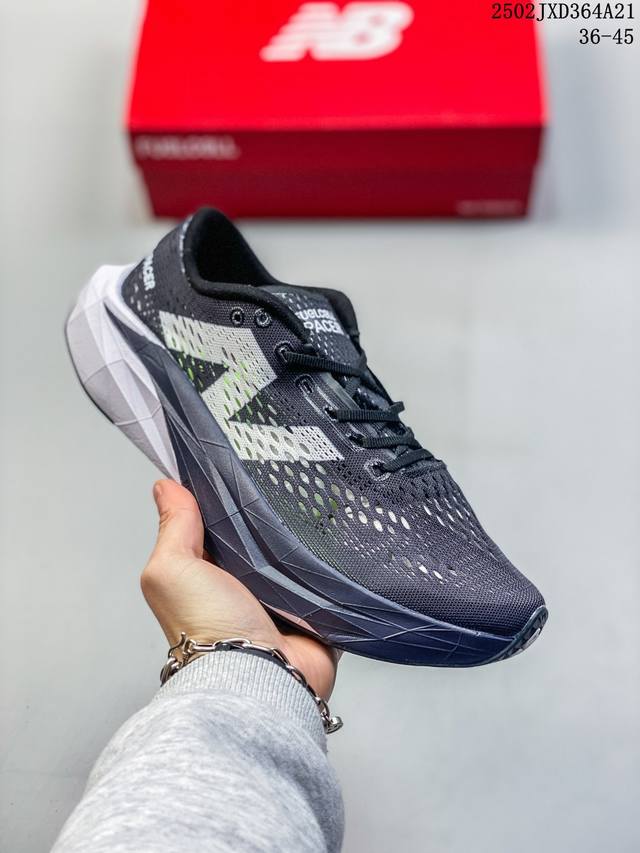 新百伦 New Balance Nb 男女鞋Rc Elite系列Mfcxlk4马拉松专业竞速碳板跑步鞋。搭载全新升级的全脚掌，Fuelcell V2科技中底，其