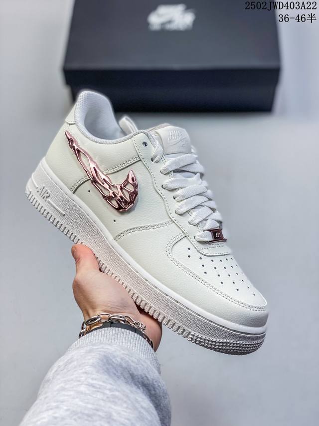 公司级耐克Nike Air Force 1“07空军一号低帮百搭休闲运动板鞋。柔软、弹性十足的缓震性能和出色的中底设计，横跨复古与现代的外型结合，造就出风靡全球