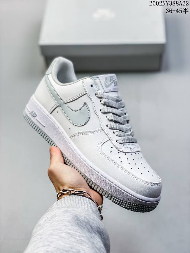 真标耐克Nike Air Force 1“07空军一号低帮百搭休闲运动板鞋。柔软、弹性十足的缓震性能和出色的中底设计，横跨复古与现代的外型结合，造就出风靡全球三