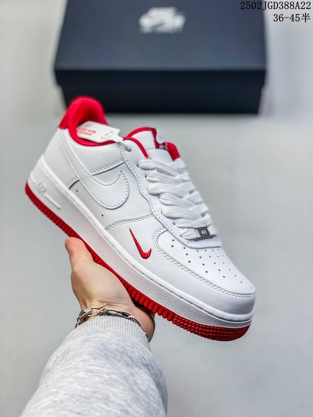 真标耐克Nike Air Force 1“07空军一号低帮百搭休闲运动板鞋。柔软、弹性十足的缓震性能和出色的中底设计，横跨复古与现代的外型结合，造就出风靡全球三