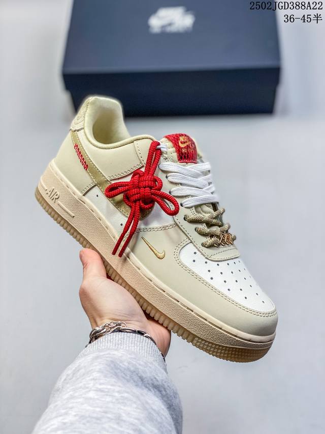 真标耐克Nike Air Force 1“07空军一号低帮百搭休闲运动板鞋。柔软、弹性十足的缓震性能和出色的中底设计，横跨复古与现代的外型结合，造就出风靡全球三