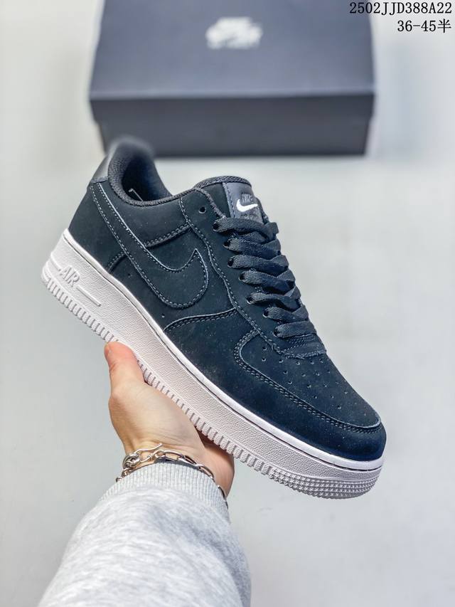 真标耐克Nike Air Force 1“07空军一号低帮百搭休闲运动板鞋。柔软、弹性十足的缓震性能和出色的中底设计，横跨复古与现代的外型结合，造就出风靡全球三 - 点击图像关闭