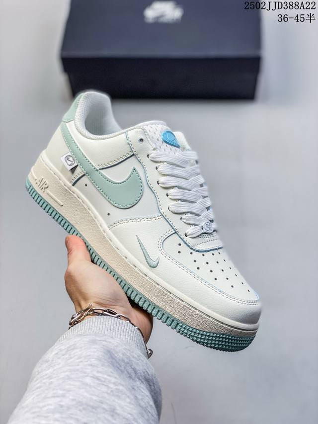 真标耐克Nike Air Force 1“07空军一号低帮百搭休闲运动板鞋。柔软、弹性十足的缓震性能和出色的中底设计，横跨复古与现代的外型结合，造就出风靡全球三