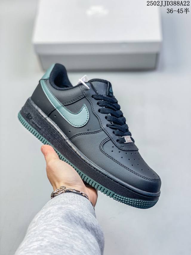 真标耐克Nike Air Force 1“07空军一号低帮百搭休闲运动板鞋。柔软、弹性十足的缓震性能和出色的中底设计，横跨复古与现代的外型结合，造就出风靡全球三