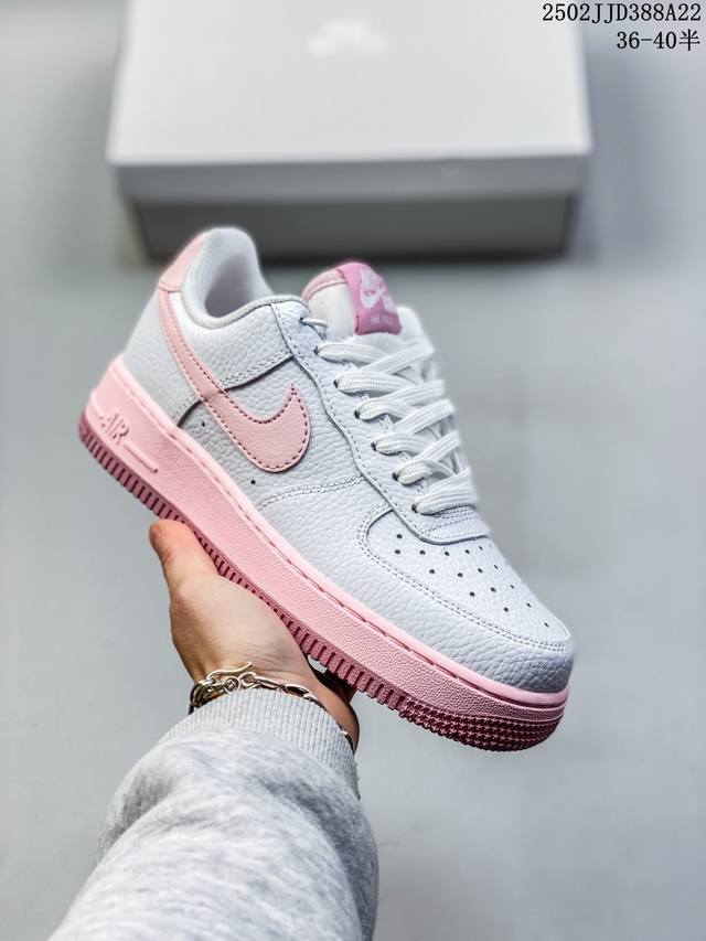 真标耐克Nike Air Force 1“07空军一号低帮百搭休闲运动板鞋。柔软、弹性十足的缓震性能和出色的中底设计，横跨复古与现代的外型结合，造就出风靡全球三