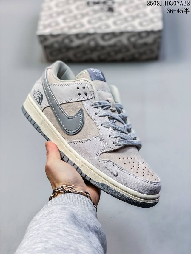 真标 耐克 Nike Dunk Low Retro 运动鞋复古板鞋 北面 北脸联名。作为 80 年代经典篮球鞋款，起初专为硬木球场打造，后来成为席卷街头的时尚标