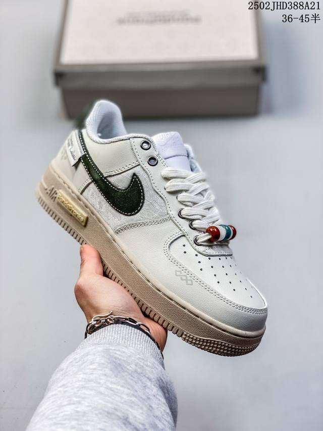 真标耐克Nike Air Force 1“07空军一号低帮百搭休闲运动板鞋。柔软、弹性十足的缓震性能和出色的中底设计，横跨复古与现代的外型结合，造就出风靡全球三