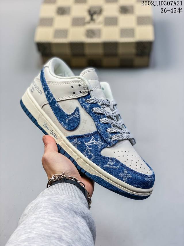 真标 耐克 Nike Dunk Low Retro 运动鞋复古板鞋 北面 北脸联名。作为 80 年代经典篮球鞋款，起初专为硬木球场打造，后来成为席卷街头的时尚标