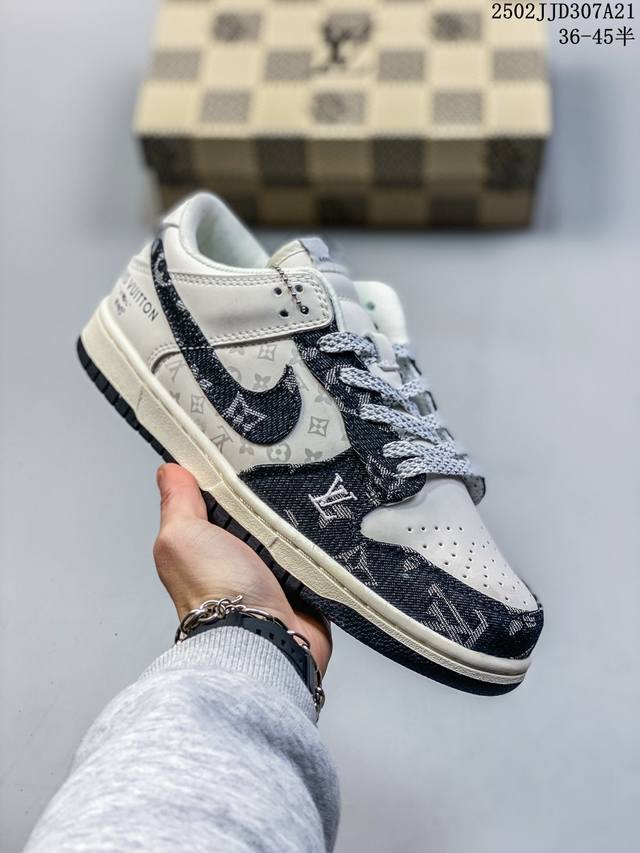 真标 耐克 Nike Dunk Low Retro 运动鞋复古板鞋 北面 北脸联名。作为 80 年代经典篮球鞋款，起初专为硬木球场打造，后来成为席卷街头的时尚标