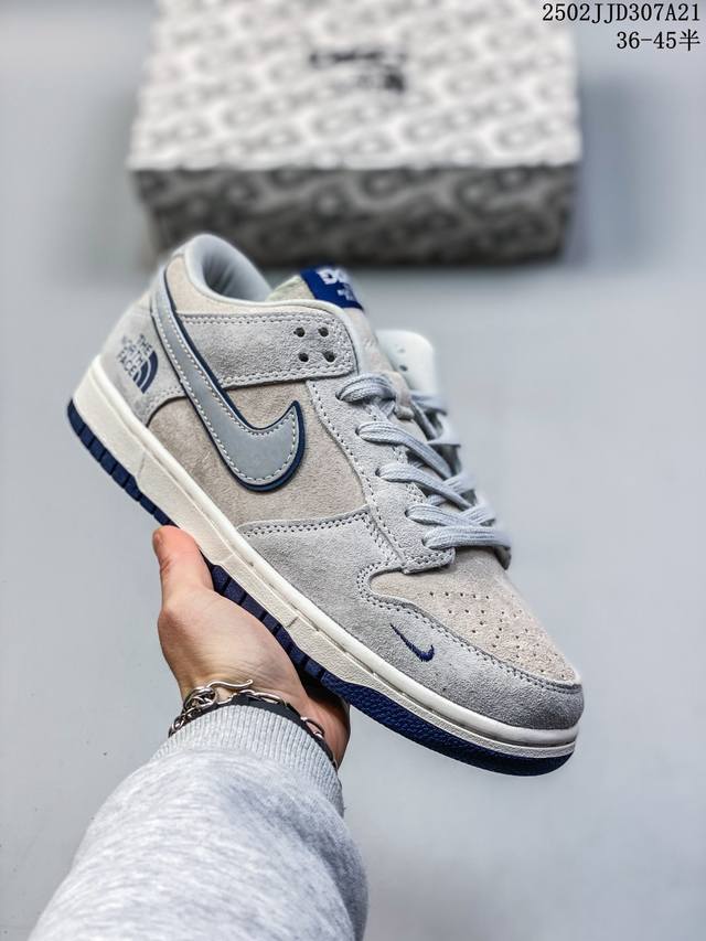 真标 耐克 Nike Dunk Low Retro 运动鞋复古板鞋 北面 北脸联名。作为 80 年代经典篮球鞋款，起初专为硬木球场打造，后来成为席卷街头的时尚标