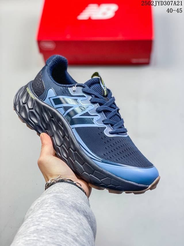 New Balance 新百伦 采用一体式工程网眼鞋面及热熔Logo细节，中底嵌入Fresh Foam X 中底轻量化泡沫技术，组合防滑耐磨橡胶外底片更厚更弹,