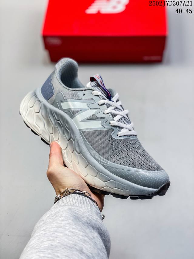 New Balance 新百伦 采用一体式工程网眼鞋面及热熔Logo细节，中底嵌入Fresh Foam X 中底轻量化泡沫技术，组合防滑耐磨橡胶外底片更厚更弹,