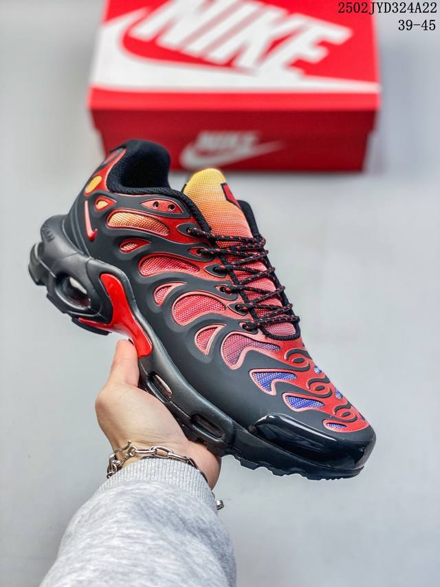 公司级耐克 Nike Air Max Plus是Nike旗下另类鞋款的代表，Tn 它诞生于1996年，是第一款使用Tunedair气垫的跑鞋，其特点就在于实现各