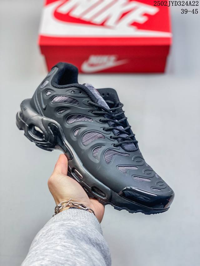 公司级耐克 Nike Air Max Plus是Nike旗下另类鞋款的代表，Tn 它诞生于1996年，是第一款使用Tunedair气垫的跑鞋，其特点就在于实现各