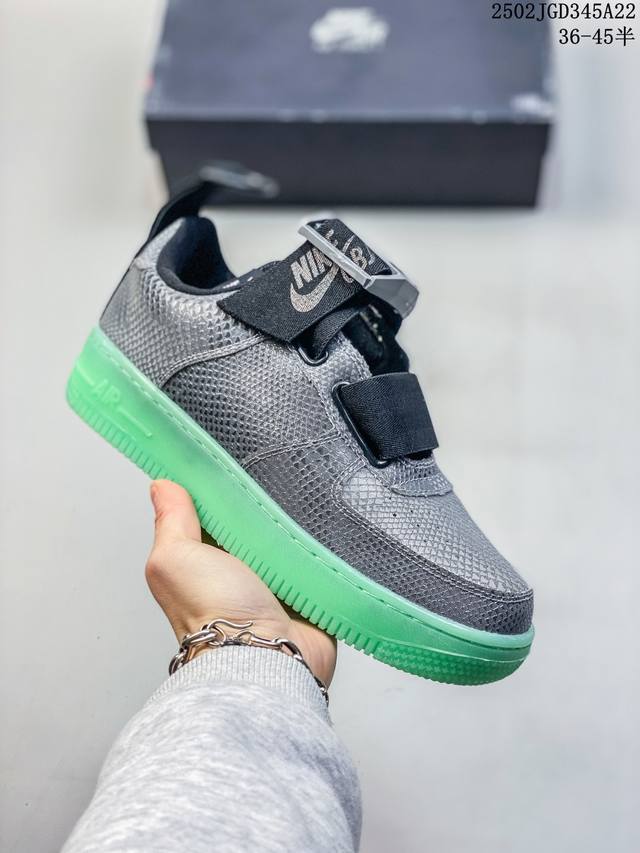 真标带半码！ 耐克Nike Air Force 1 Low 空军一号 军事风 低帮百搭休闲运动板鞋 柔软、弹性十足的缓震性能和出色的中底设计，横跨复古与现代的外