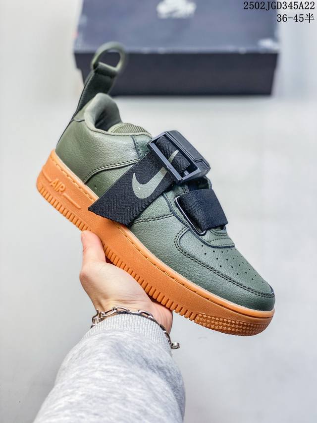 真标带半码！ 耐克Nike Air Force 1 Low 空军一号 军事风 低帮百搭休闲运动板鞋 柔软、弹性十足的缓震性能和出色的中底设计，横跨复古与现代的外