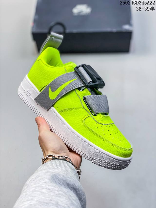 真标带半码！ 耐克Nike Air Force 1 Low 空军一号 军事风 低帮百搭休闲运动板鞋 柔软、弹性十足的缓震性能和出色的中底设计，横跨复古与现代的外