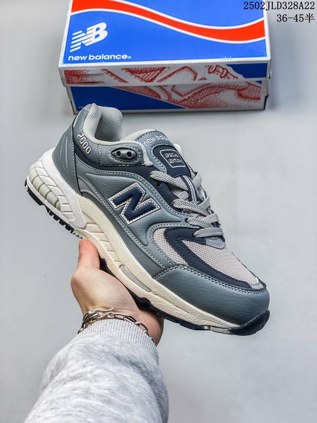 新百伦 New Balance Nb2000系列复古运动慢跑鞋，鞋面为合成皮革与聚酯网眼相拼，质轻、透气、包覆感舒适，鞋底的双色流线设计加上前后脚掌的双气垫支撑