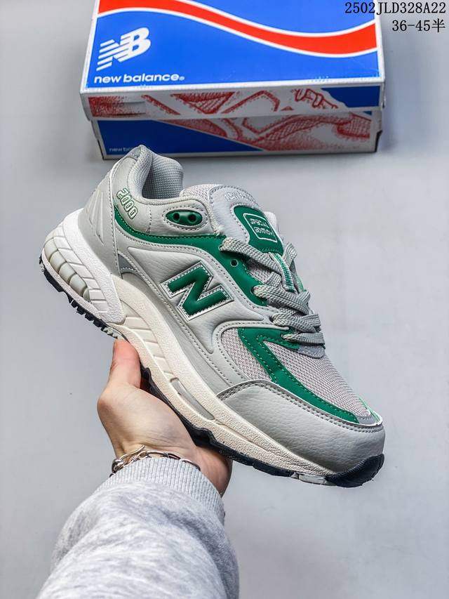 新百伦 New Balance Nb2000系列复古运动慢跑鞋，鞋面为合成皮革与聚酯网眼相拼，质轻、透气、包覆感舒适，鞋底的双色流线设计加上前后脚掌的双气垫支撑