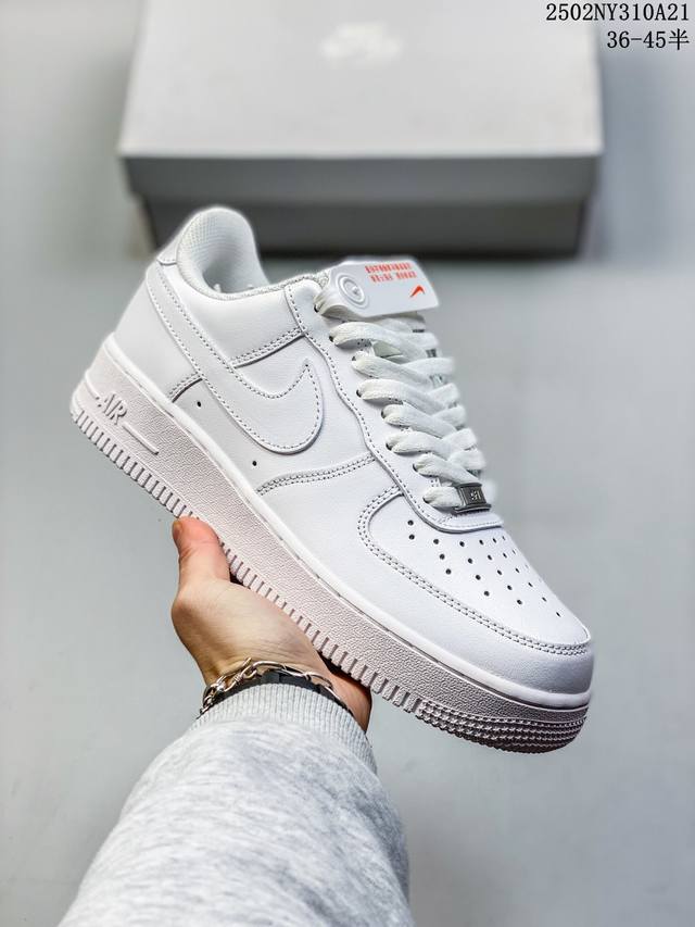 真标耐克Nike Air Force 1“07空军一号低帮百搭休闲运动板鞋。柔软、弹性十足的缓震性能和出色的中底设计，横跨复古与现代的外型结合，造就出风靡全球三