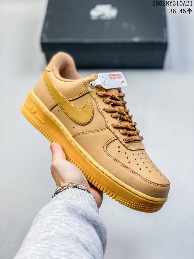 真标耐克Nike Air Force 1“07空军一号低帮百搭休闲运动板鞋。柔软、弹性十足的缓震性能和出色的中底设计，横跨复古与现代的外型结合，造就出风靡全球三